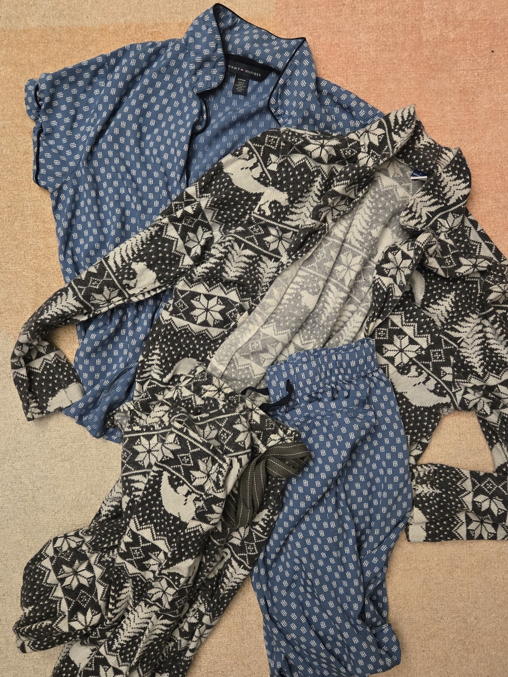 2 Women's Pajama Sets Tommy Hilfiger And Old Navy